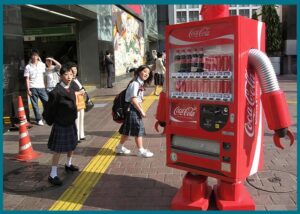 أغرب آلات البيع في اليابان… تبيع أشياء لن تتخيّلها!